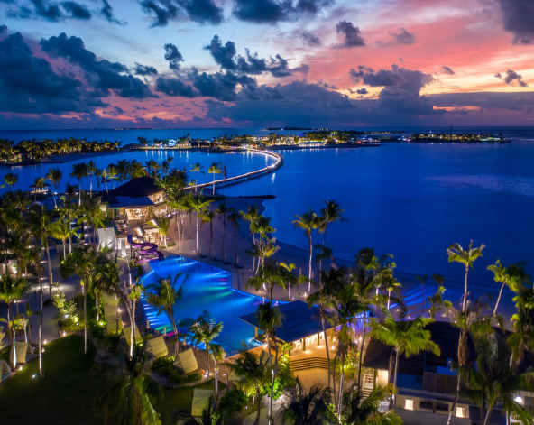 自由活動→前往機場島換乘快艇前往度假島→度假島自由活動(HB早晚餐)