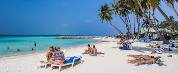 居民島全日自由活動(敬請自費參加拖曳傘、獨木舟等水上活動)