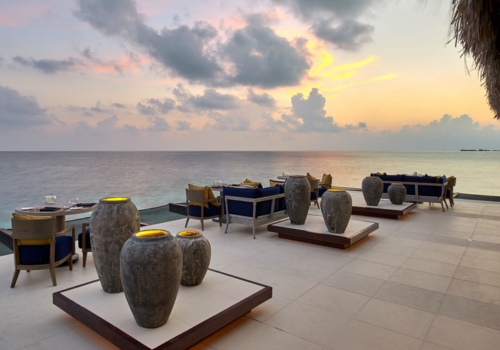 早餐→退房→前往機場島→飛往吉隆坡→自行前往過境旅館