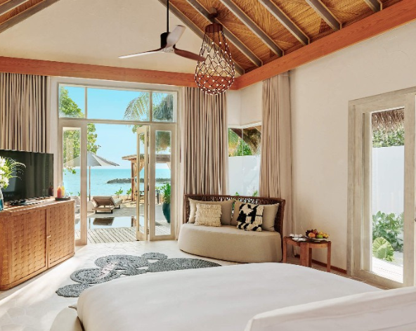 早餐後退房→前往機場島換乘水上飛機前往渡假村→渡假村自由活動