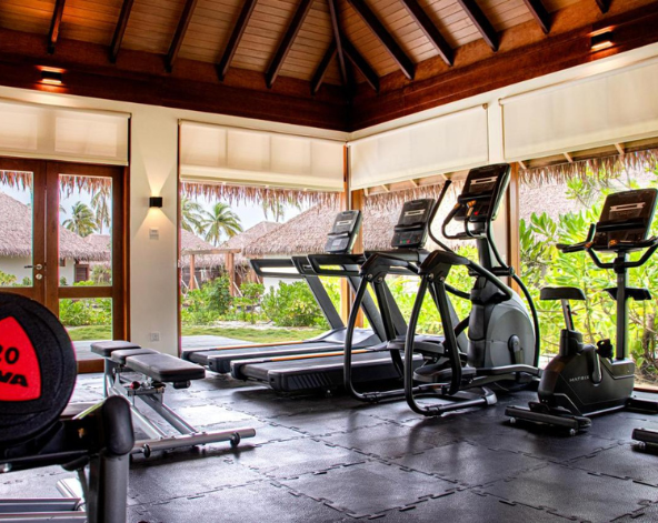 度假島自由活動 (AI餐飲計畫)→自由安排度假時光,不論是到公共泳池欣賞絕美日落還是到池畔酒吧chill一杯都好棒!!