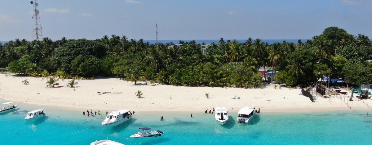 酒店早餐→前往機場島換乘水上飛機前往渡假島→渡假島上自由活動