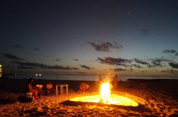 經典出海 護士鯊共遊、居民島魟魚觀賞、海豚巡弋、無人島沙洲 (活動午餐) →【獨家】沙灘營火布置+燒烤海鮮盤+自助晚餐+馬爾地夫傳統鼓樂