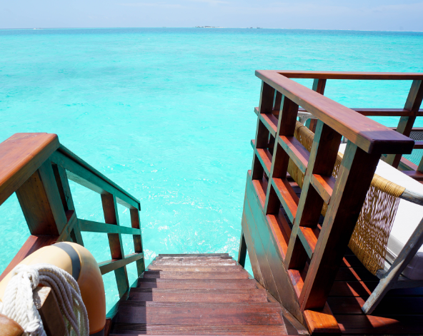 早餐後退房→前往機場島→換乘快艇前往度假島→渡假村內晚餐