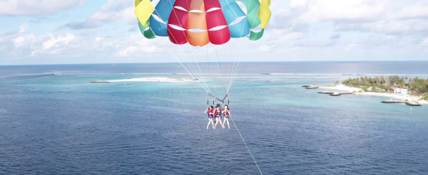 居民島自由探索 (或可自費參加體驗潛水、水上活動、舒壓按摩)→退房→前往機場轉乘快艇前往度假島→一島一飯店渡假村自由活動 (HB早晚餐)