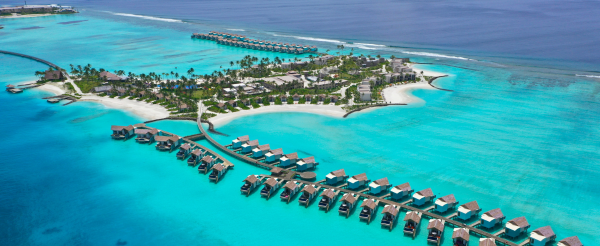 居民島自由探索 (或可自費參加體驗潛水、水上活動、舒壓按摩)→退房→前往機場轉乘快艇前往度假島→一島一飯店渡假村自由活動 (HB早晚餐)