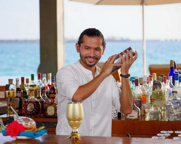 渡假島上自由活動 (可以在無邊際泳池拍拍網美照、享受這片無盡的藍天與海)