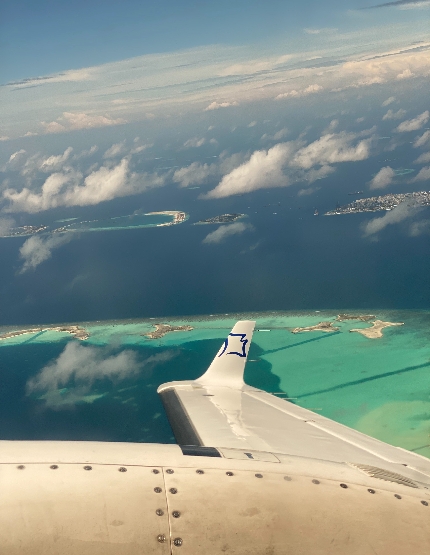 換乘前往馬列機場→國內航班→一島一飯店水上屋自由活動 (AI 餐飲酒水全包方案)