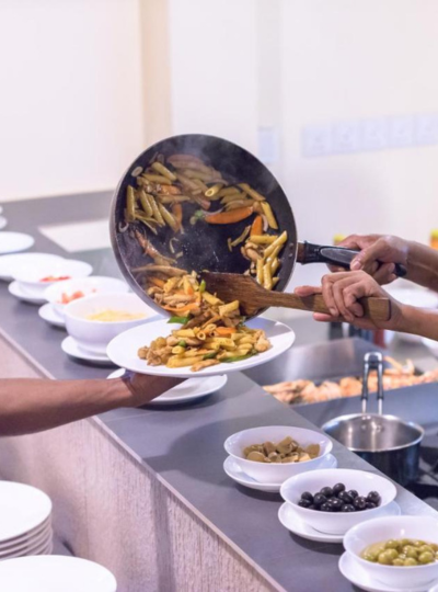 早餐後退房→居民島上自由活動→回到機場島→飛往轉機地