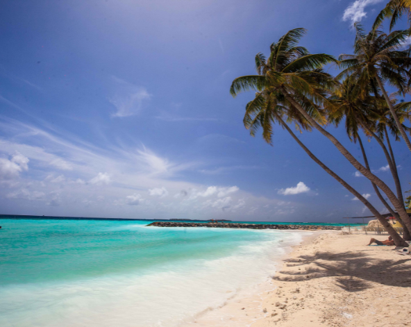 早餐後退房→回到機場島前往下個居民島→自由探索居民島