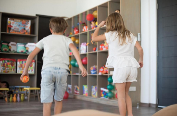 早餐→退房→前往機場島→飛往吉隆坡(機上跨夜)