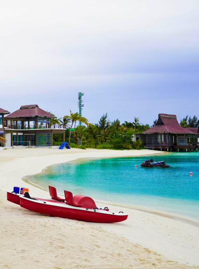 早餐→退房→前往機場島→飛往吉隆坡(機上跨夜)