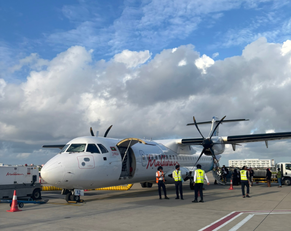 早餐後退房→回到機場島前往下個居民島→島上自由活動(自行探索島上餐點)