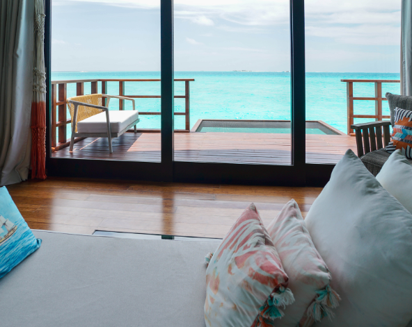 早餐後退房→前往機場島→換乘快艇前往度假島→渡假村內晚餐