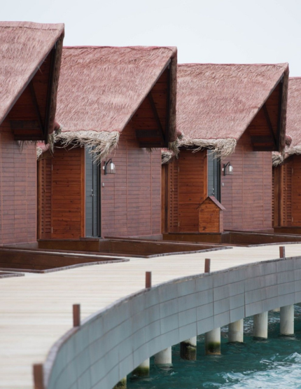 早餐→退房→前往機場島→飛往吉隆坡→自行前往過境旅館
