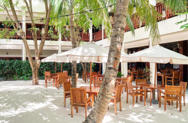 早餐後退房→居民島上自由活動→回到機場島→飛往轉機地