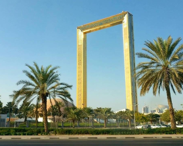 未來博物館(不入內參觀)→杜拜相框(不入內參觀)→酒店CHECK IN →水上遊河體驗→自由散策(卓美亞海灘看帆船酒店 或 朱美拉古城市集)→運河酒店內晚餐