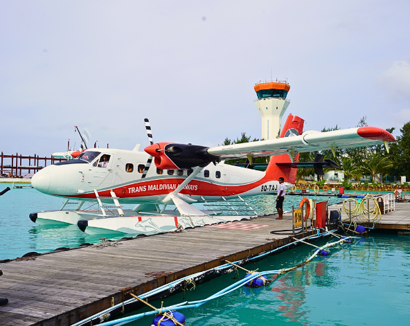 早餐後退房→前往機場島換乘水上飛機前往Hurawalhi Island Resort度假島 (HB 早晚餐)