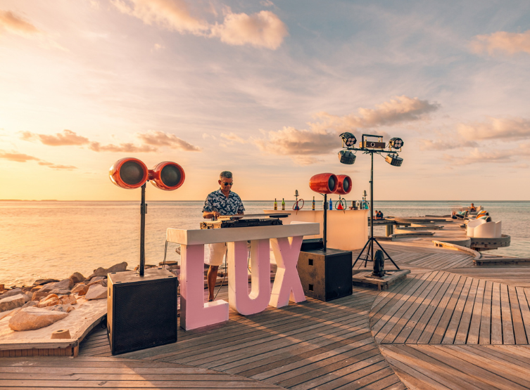 一島一飯店度假島自由活動 (AI餐飲酒水全包計畫)