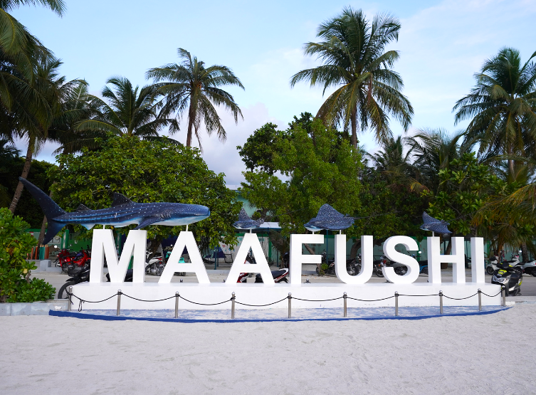 台北→新加坡→馬列機場→快艇前往居民島