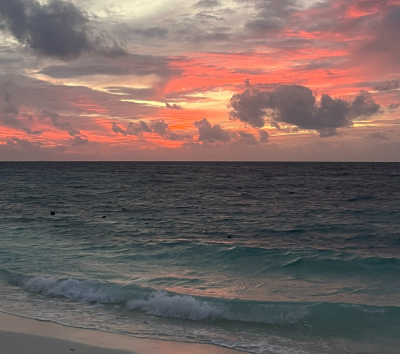 居民島全日自由活動(敬請自費參加拖曳傘、獨木舟等水上活動)
