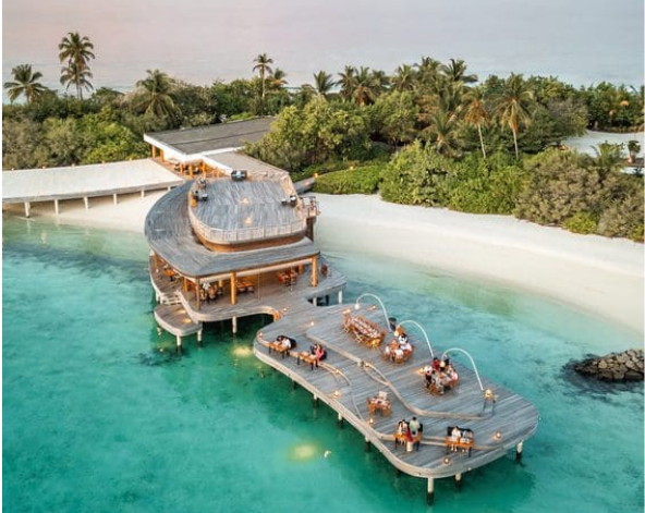 早餐後退房→前往機場島換乘水上飛機前往渡假村→渡假村自由活動