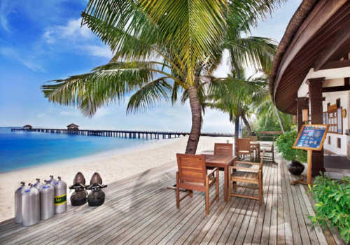 早餐後退房→前往馬列機場→搭乘國內航班＋快艇前往渡假村→渡假村自由活動